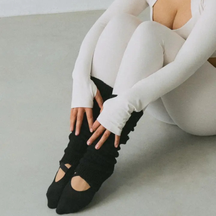 SISTERLY TRIBE Pilates ponožky - Black