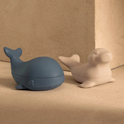 LIEWOOD Silikonová zvířátka Duncan Arctic -  Whale blue / Sandy