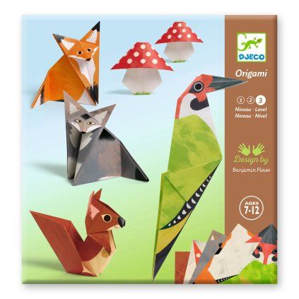 Tato kreativní sada zavede děti do kouzelného lesa plného vlků, lišek, veverek, datlů i hub. Podle jednoduchého návodu a vyznačených linií na papíře vytvoří celkem 24 stojících zvířátek. Origami je zábavná aktivita, která rozvíjí trpělivost, přesnost i radost z vlastnoručně vytvořených figurek.  Proč si ji děti zamilují • složí si 24 roztomilých lesních zvířátek • předznačené přehyby usnadňují skládání • hotová zvířátka samostatně stojí a lze si s nimi hrát • krásné ilustrace přenesou děti do kouzelného lesa • ideální tvoření o samotě i s kamarády • podrobný barevný návod provede každým krokem  Názor logopedky Mgr. Daniely Pravcové Origami je skvělou aktivitou pro rozvoj jemné motoriky, koordinace obou rukou i prostorové představivosti. Přesné skládání papíru podporuje soustředění, trpělivost a schopnost postupovat podle návodu. Povídání o vznikajících zvířátkách navíc přirozeně rozvíjí slovní zásobu i fantazii.  Podporuje u dětí • jemnou motoriku • koordinaci obou rukou • prostorovou představivost • soustředění a trpělivost • logické myšlení • kreativitu a fantazii  Detaily produktu • Kreativní sada Origami s motivem lesních zvířat • Předznačené přehyby usnadňují skládání papíru • Hotová zvířátka lze postavit a využít ke hře • Obsah balení: 24 potištěných archů papíru (20 × 20 cm) a barevný návod krok za krokem • Materiál: papír a karton s certifikací FSC® • Rozměry archů: 20 × 20 cm • Rozměry balení: 21,5 × 23 × 0,5 cm • Hmotnost balení: 0,159 kg • Doporučený věk: od 7 do 12 let