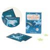 Tout l'univers dans une petite boîte d'allumettes ! Un set d'étoiles phosphorescentes et 10 cartes illustrant les différentes constellations pour composer la petite ours et la grande, Hercule, Pégase ou l'aigle et le dragon… Caractéristiques et entretien Caractéristiques et entretien Référence	712412 Collection	Les grands explorateurs Dimension du produit	9x16 cm Détails des matières	Plastique Avertissements	Attention ! Ne convient pas aux enfants de moins de 3 ans. Danger d'étouffement. Petits éléments. Matière	En plastique Âge	3 ans
