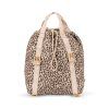 Clover school bag je funkční favorit s promyšleným designem, který šetří dětská záda. Má nastavitelné ramenní popruhy, měkké polstrování zad a bederní pás pro extra oporu. Nechybí integrovaná pláštěnka ukrytá v horní části, praktický vak na tělocvik ani reflexní přívěsek pro lepší viditelnost. Batoh nabízí hlavní prostornou přihrádku na knihy, polstrovanou kapsu na svačinový box a vnější kapsu na láhev. Zapínání na přezku a stahovací šňůrku je snadno ovladatelné i pro malé ruce.  • Ergonomický design s bederním pásem • Nastavitelné ramenní popruhy • Měkké polstrování zad • Integrovaná pláštěnka • Přídavný vak na tělocvik • Reflexní přívěsek pro lepší viditelnost • Hlavní přihrádka na knihy • Polstrovaná kapsa na svačinový box • Vnější kapsa na láhev • Vodoodpudivá úprava s BIONIC-FINISH® ECO  Materiál: 100 % polyester  Objem: 12 l  Velikost: 36 × 26 × 13 cm  Certifikace: OEKO-TEX® STANDARD 100, třída 1 (DTI Tekstil, DTI 2276-361)