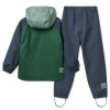 Pedia Rainwear Set je nepromokavá souprava navržená pro starší děti, které se rády pohybují venku za každého počasí. Díky vysoké voděodolnosti, prodyšnému materiálu a promyšleným detailům poskytuje pohodlí během školních dnů, výletů i her v přírodě.  • Dětská nepromokavá souprava do deště • Vodní sloupec 20 000 mm • Prodyšný materiál vhodný pro aktivní pohyb • Vyrobena ze 100% GRS certifikovaného recyklovaného polyesteru • Podlepené švy pro maximální ochranu před deštěm • Krytý přední zip s dětským suchým zipem šetrným k jemným úpletům • Bunda s odnímatelnou kapucí • Elastické manžety rukávů • Ventilační otvory v podpaží pro větší komfort • Kalhoty s nastavitelným pasem • Elastické zakončení nohavic pro pohodlné nošení • Odnímatelné silikonové pásky pod chodidla pomáhají držet nohavice na místě • Reflexní prvky pro lepší viditelnost • Navrženo pro pohodlí, odolnost a volný pohyb za každého počasí • Rozvíjí: samostatnost, pohyb venku a radost z objevování přírody  Materiál: 100 % GRS certifikovaný recyklovaný polyester  Péče: perte na 30 °C. Před praním zapněte zipy, suché zipy a druky. Nesušit v sušičce, nežehlit, nebělit.