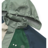 Pedia Rainwear Set je nepromokavá souprava navržená pro starší děti, které se rády pohybují venku za každého počasí. Díky vysoké voděodolnosti, prodyšnému materiálu a promyšleným detailům poskytuje pohodlí během školních dnů, výletů i her v přírodě.  • Dětská nepromokavá souprava do deště • Vodní sloupec 20 000 mm • Prodyšný materiál vhodný pro aktivní pohyb • Vyrobena ze 100% GRS certifikovaného recyklovaného polyesteru • Podlepené švy pro maximální ochranu před deštěm • Krytý přední zip s dětským suchým zipem šetrným k jemným úpletům • Bunda s odnímatelnou kapucí • Elastické manžety rukávů • Ventilační otvory v podpaží pro větší komfort • Kalhoty s nastavitelným pasem • Elastické zakončení nohavic pro pohodlné nošení • Odnímatelné silikonové pásky pod chodidla pomáhají držet nohavice na místě • Reflexní prvky pro lepší viditelnost • Navrženo pro pohodlí, odolnost a volný pohyb za každého počasí • Rozvíjí: samostatnost, pohyb venku a radost z objevování přírody  Materiál: 100 % GRS certifikovaný recyklovaný polyester  Péče: perte na 30 °C. Před praním zapněte zipy, suché zipy a druky. Nesušit v sušičce, nežehlit, nebělit.