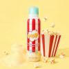 Sprchová pěna s vůní popcornu a jemně nadýchanou texturou připomínající šlehačku šetrně čistí pokožku bez vysušení. Je obohacená o bio aloe vera a rostlinný glycerin, které hydratují, zklidňují a pečují i o citlivou dětskou pokožku.  Lehká pěna obalí tělo hebkým závojem, zanechá pokožku čistou, vláčnou a jemně provoněnou sladkou vůní. Díky 92 % složek přírodního původu je vhodná pro každodenní použití – pro děti od 3 let i dospělé.  Benefity •jemně čistí bez vysušení •vhodná i pro citlivou pokožku •nadýchaná textura jako šlehačka •hydratuje a zklidňuje pokožku •bez mýdla a dráždivých látek •vegan složení •vhodná od 3 let  Klíčové ingredience •Aloe vera (bio) – zklidňuje, hydratuje a podporuje regeneraci •Rostlinný glycerin – pomáhá udržet přirozenou hydrataci •Avokádový olej – regeneruje a zvláčňuje pokožku •Kakaové máslo – vyživuje a zjemňuje •Vitamin E – chrání pokožku a působí antioxidačně •Kyselina askorbová – rozjasňuje a sjednocuje tón pleti  Použití Před použitím protřepejte. Naneste potřebné množství pěny do dlaně a jemně rozetřete po vlhké pokožce. Poté důkladně opláchněte. U malých dětí používejte pod dohledem dospělé osoby.  Složení (INCI) Aqua (Water), Glycerin, Cocamidopropyl Betaine, Butane, Coco-Glucoside, Parfum (Fragrance), Propane, Sodium Chloride, Caprylic/Capric Triglyceride, Sodium Benzoate, Citric Acid, Glyceryl Oleate, Isobutane, CI 17200 (Red 33), Sodium Hydroxide, Aloe Barbadensis Extract, Tocopherol, Potassium Sorbate, Hydrogenated Vegetable Glycerides Citrate  Objem: 200 ml