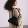 ÖLEND Kabelka Shell - Blackevokes a delicate seashell, the inspiration behind its name. Designed for special occasions but easy to style beyond them, it’s the perfect statement piece to elevate any outfit.  Lightweight and graceful, it carries just the essentials, and a touch of quiet sophistication.