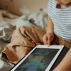 Dopřejte svému dítěti neomezený zážitek z kreslení s KIDYDRAW-MINI, kreslicí knihou s LCD obrazovkou s 30 přenositelnými ilustracemi a 5 jedinečnými motivy. Ideální pro stimulaci kreativity a samostatného učení, snadno se vejde do každé tašky, takže můžete tvořit kdekoli a kdykoli. Praktický elastický pásek drží celý zavřený jako skutečný sešit a zabraňuje sklouznutí kartonu.  5 verzí: zvířata, dinosauři, z pohádky do pohádky, oceány a piráti, cestování 30 přenosných ilustrací podle tématu displej 8,2″ z tekutých krystalů (LCD) možnost zamknutí pro uložení aktuálního výkresu lehký a kompaktní tlačítko pro vymazání baterie CR2025 (součástí balení) CE certifikováno Sada obsahuje pero, 30 ilustrací, uživatelskou příručku.