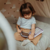 Dopřejte svému dítěti neomezený zážitek z kreslení s KIDYDRAW-MINI, kreslicí knihou s LCD obrazovkou s 30 přenositelnými ilustracemi a 5 jedinečnými motivy. Ideální pro stimulaci kreativity a samostatného učení, snadno se vejde do každé tašky, takže můžete tvořit kdekoli a kdykoli. Praktický elastický pásek drží celý zavřený jako skutečný sešit a zabraňuje sklouznutí kartonu.  5 verzí: zvířata, dinosauři, z pohádky do pohádky, oceány a piráti, cestování 30 přenosných ilustrací podle tématu displej 8,2″ z tekutých krystalů (LCD) možnost zamknutí pro uložení aktuálního výkresu lehký a kompaktní tlačítko pro vymazání baterie CR2025 (součástí balení) CE certifikováno Sada obsahuje pero, 30 ilustrací, uživatelskou příručku.