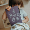 Dopřejte svému dítěti neomezený zážitek z kreslení s KIDYDRAW-MINI, kreslicí knihou s LCD obrazovkou s 30 přenositelnými ilustracemi a 5 jedinečnými motivy. Ideální pro stimulaci kreativity a samostatného učení, snadno se vejde do každé tašky, takže můžete tvořit kdekoli a kdykoli. Praktický elastický pásek drží celý zavřený jako skutečný sešit a zabraňuje sklouznutí kartonu.  5 verzí: zvířata, dinosauři, z pohádky do pohádky, oceány a piráti, cestování 30 přenosných ilustrací podle tématu displej 8,2″ z tekutých krystalů (LCD) možnost zamknutí pro uložení aktuálního výkresu lehký a kompaktní tlačítko pro vymazání baterie CR2025 (součástí balení) CE certifikováno Sada obsahuje pero, 30 ilustrací, uživatelskou příručku.